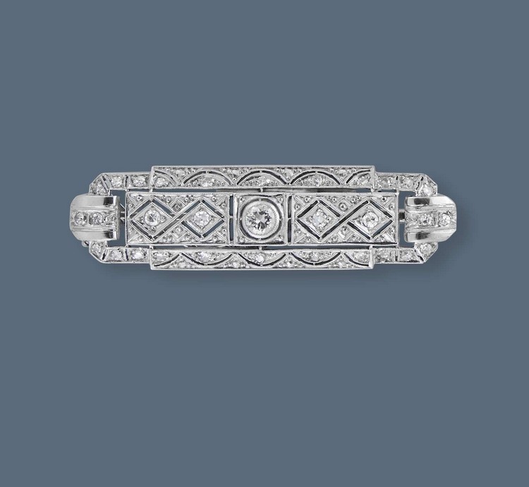 BROCHE en or gris (750) et platine centrée...